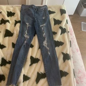 It is from American eagle and the pants are a size 6 and they are blue